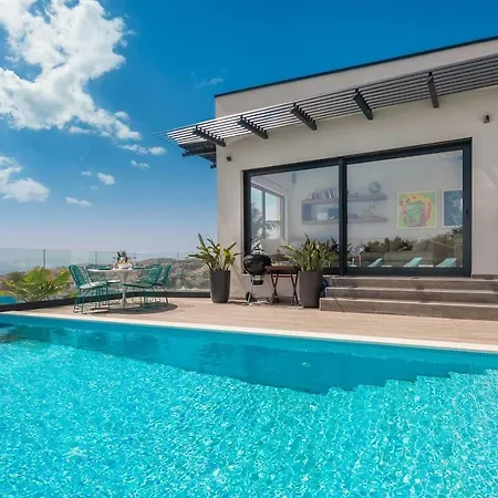 Luxury Riva With Infinity Pool *