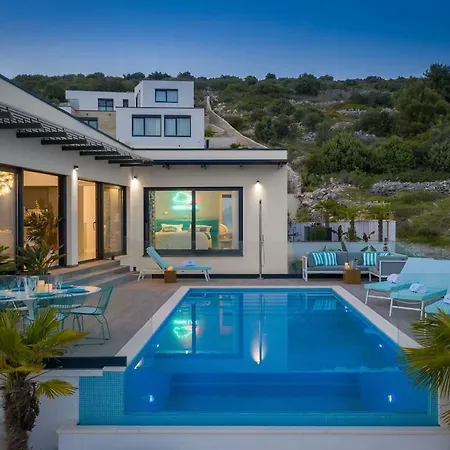Luxury Riva With Infinity Pool Villa *