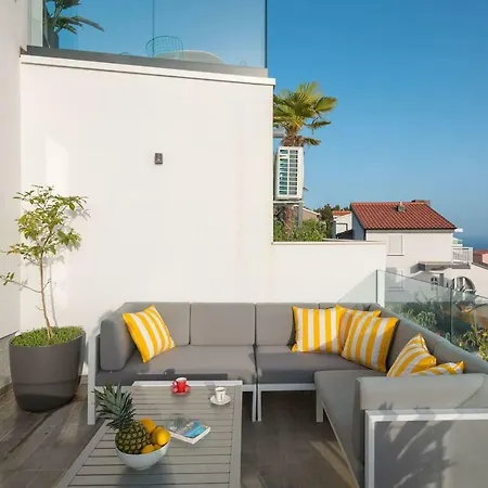 Villa Luxury Riva With Infinity Pool *