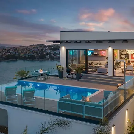 Luxury Riva With Infinity Pool