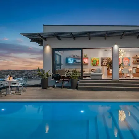 Luxury Riva With Infinity Pool *