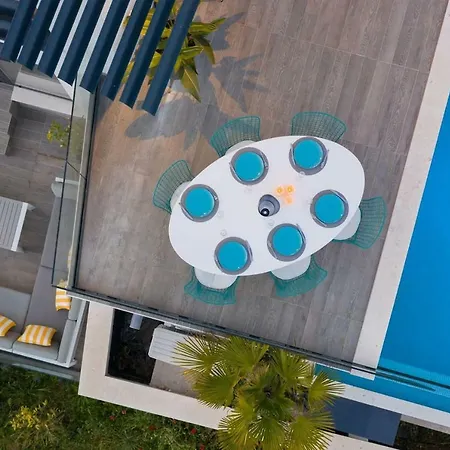 Luxury Riva With Infinity Pool